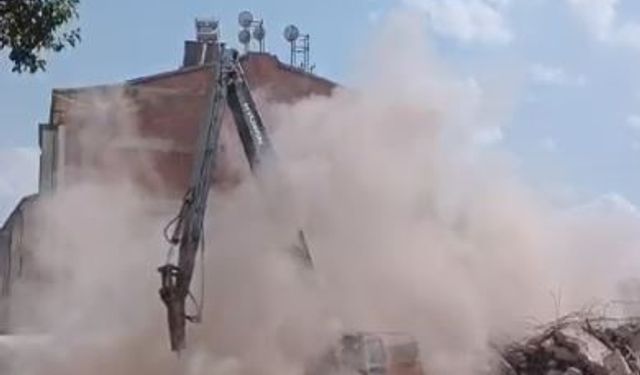 Hasarlı bina yıkımında toz arasında kalan operatör yürekleri ağza getirdi