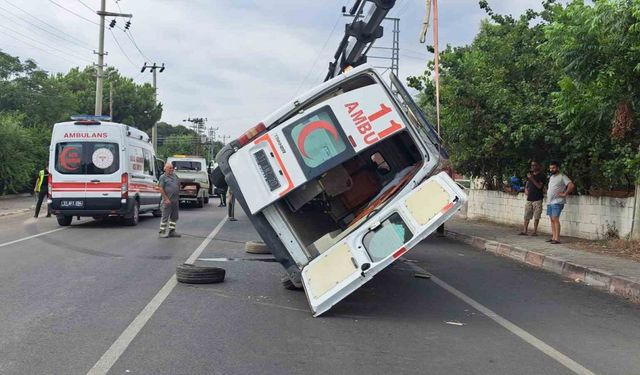 Hatay’da ambulans devrildi: 2 sağlık çalışanı yaralandı