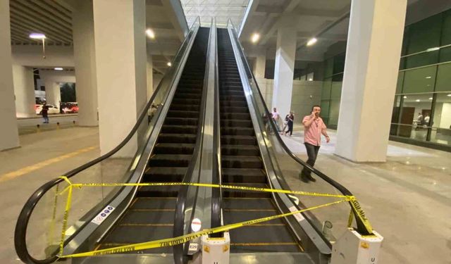 Havalimanında yürüyen merdiven durdu, vatandaşlar birbirinin üstüne düştü: 4 yaralı