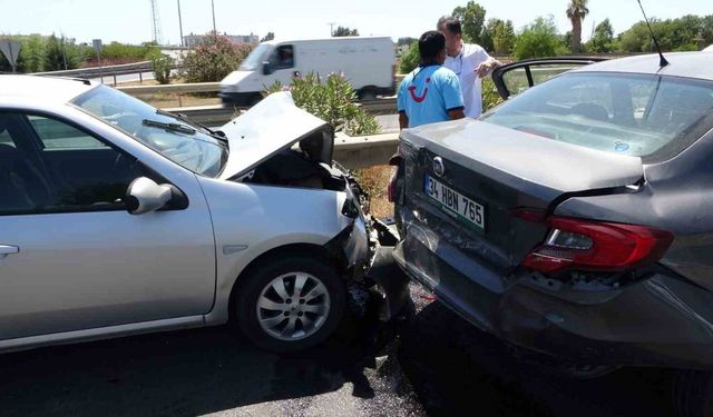 İki otomobilin çarpıştığı kazada şans eseri kimsenin burnu kanamadı