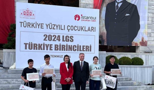 İstanbul Valisi Gül, LGS Türkiye birincilerini ağırladı