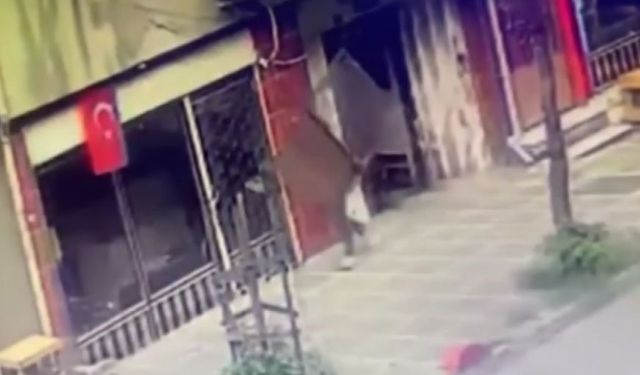 İstanbul’da ilginç hırsızlık kamerada: Apartmanın kapısını söküp çaldı