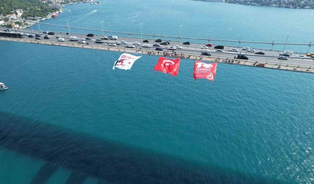İstanbul’da köprülere dev Türk bayrakları asıldı