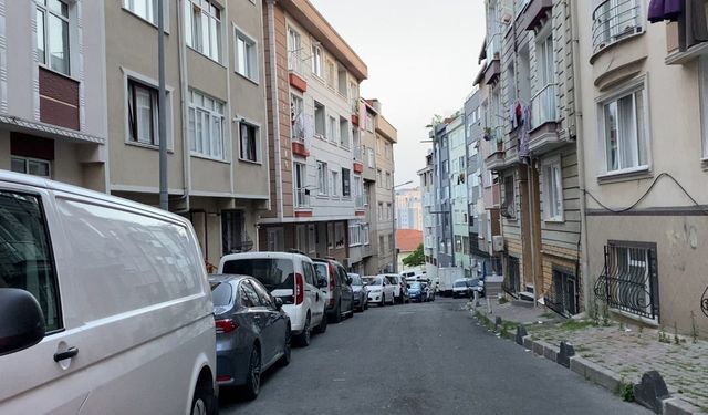 İstanbul’da “Üstüme toz geliyor” kavgası kamerada: Oğlu ve babası adama saldırdı