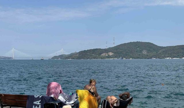 İstanbullular sıcak havada Boğaz’ın sularında serinledi