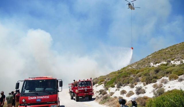 İzmir’in Çeşme ilçesinde çıkan orman yangınında ilk belirlemelere göre 3 kişi hayatını kaybetti. Olay yerine çok sayıda ekip sevk edildi.