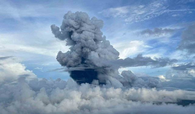Japonya’da yanardağıdaki volkanik hareketlilik kokpitten görüntülendi