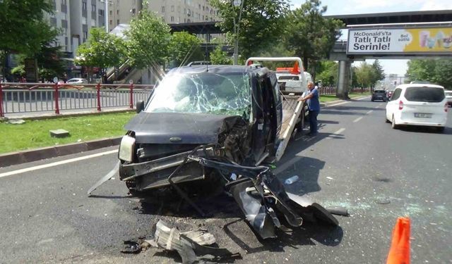 Jeep ile hafif ticari araç çarpıştı: 2 yaralı