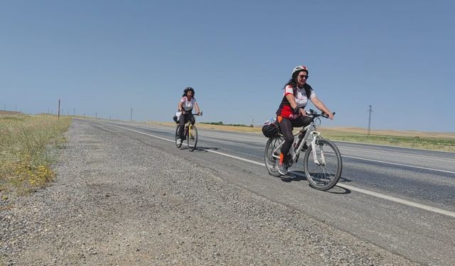 Kadın bisikletçiler, kuraklığa dikkat çekmek için Van Gölü’nün etrafında pedal çevirdi