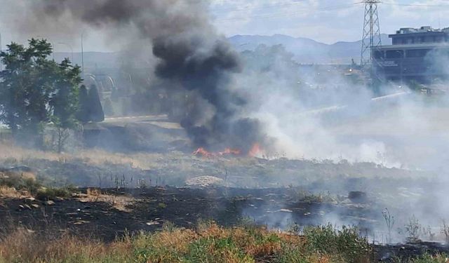 Karaman’da boş arazideki kuru otların tutuşması sonucu çıkan yangın korkuttu