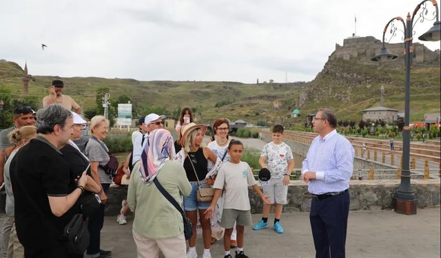 Kars Valisi turistlere rehberlik yaptı