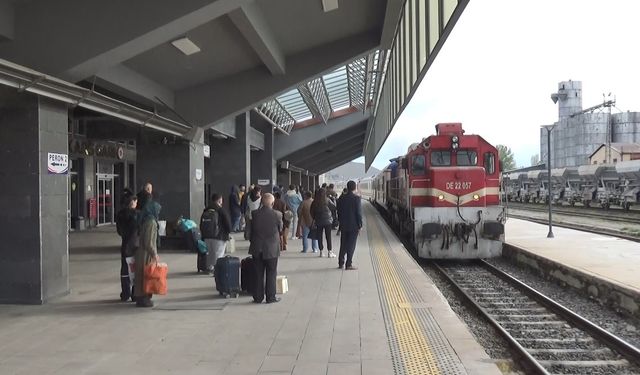Kars’ta vatandaşların tercihi ’tren yolculuğu’