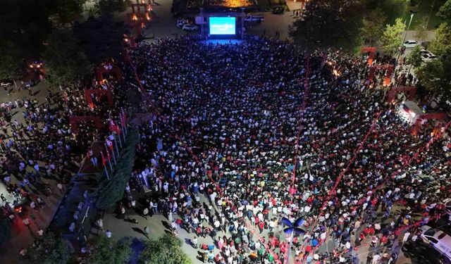 Kartal’da vatandaşlar çeyrek final maçını meydanda kurulan dev ekranda izledi