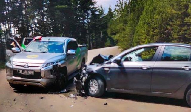 Kastamonu’da kamyonet ile otomobil çarpıştı: 3 yaralı