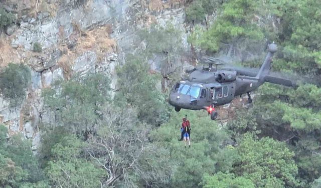 Kazdağları’nda Şahinderesi Kanyonu’nda mahsur kalan 10 kişi helikopter ile kurtarıldı