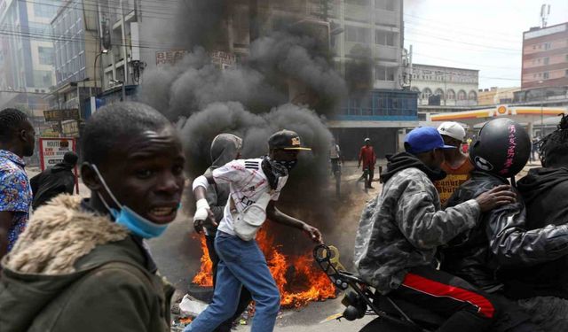 Kenya’da göstericiler, araçları ateşe verdi