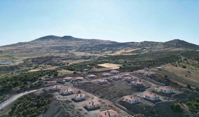 Kilis’te depremzedeler için yapılan köy konutlarının inşası sürüyor