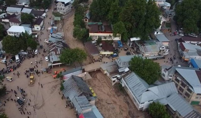 Kırgızistan’da sel suları araçları sürükledi