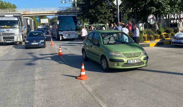 Kırmızı ışıkta bekleyen otomobile yolcu otobüsü çarptı: 3 yaralı