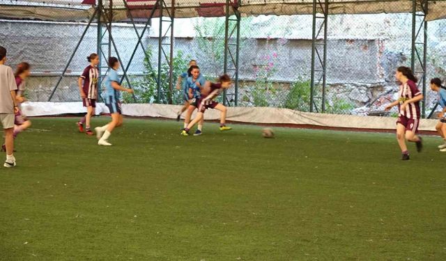 Kız futbol takımları antrenman amaçlı futbol müsabakası yaptı