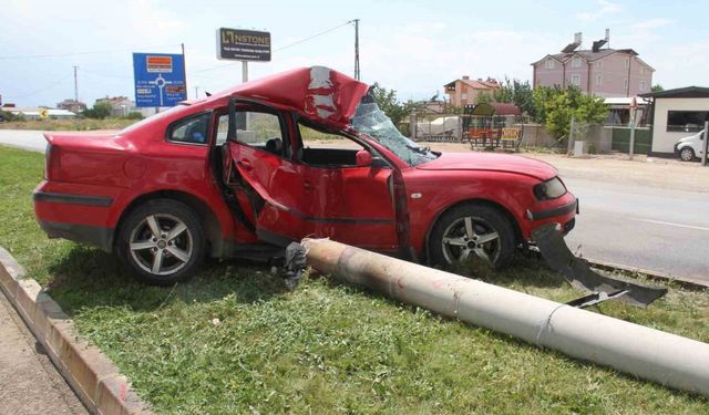 Konya’da otomobil aydınlatma direğine çarptı: 2 yaralı