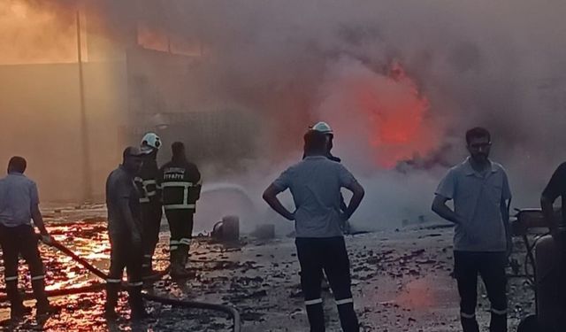 Lüleburgaz’da geri dönüşüm fabrikasında çıkan yangın söndürüldü