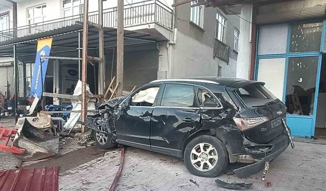 Malatya’da U dönüşü sırasında çarpışan iki araç traktöre çarptı: 4 yaralı