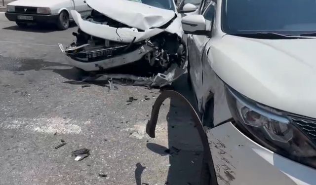 Manavgat’ta iki otomobil çarpıştı: 1 yaralı
