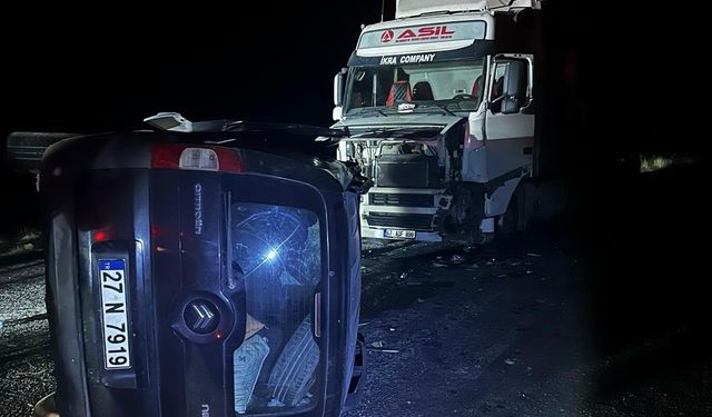 Mardin’de tır ile hafif ticari araç çarpıştı: 2 yaralı