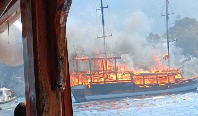 Marmaris açıklarında ahşap gezi teknesi yanıyor