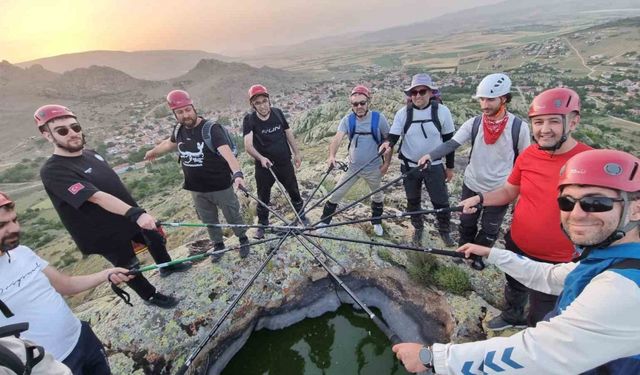 Merhum Ertaş’ın ’Gönül Dağı’na dağcılar Türk Bayrağı dikti