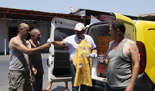 Mersin’de sıcak havada vatandaşlara limonata ikramı