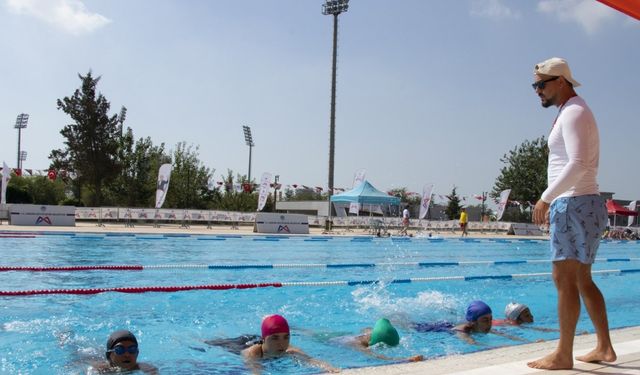 Mersin’de yüzme kursları sürüyor