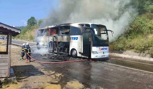 Metro Turizm’in Mercedes marka otobüsü alev alev yandı