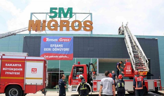 Migros’un çatısında korkutan yangın: Dumanlar bölgeyi kapladı, göz gözü görmedi