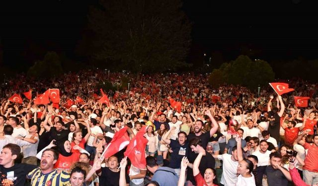 Milli heyecan Beşiktaş’ta Sanatçılar Parkı’nda yaşandı