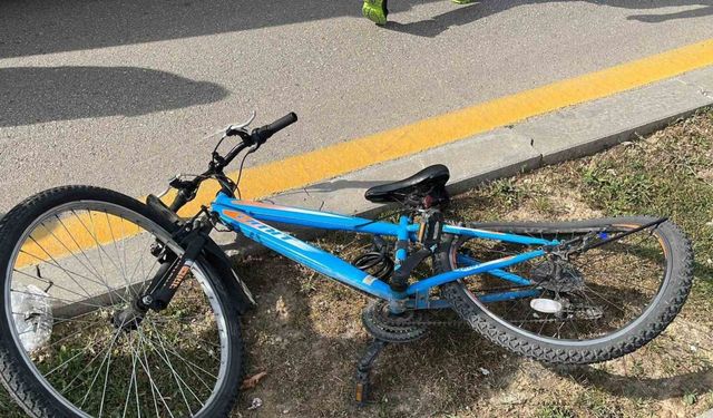 Motosikletle bisiklet çarpıştı: 3 yaralı