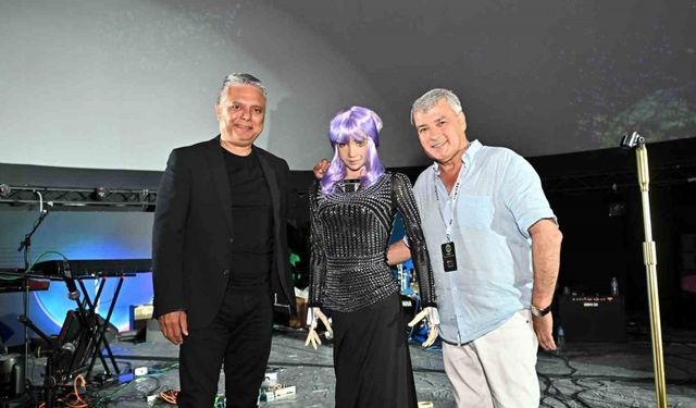 Muratpaşa Belediye Başkanı Ümit Uysal, insansı robot Desdemona’yla Antalya’nın geleceğini konuştu