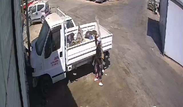 Müşterisinin bıraktığı kamyonetin kasasında parçayı bulamayan tamirci, güvenlik kameralarını izleyince şoke oldu