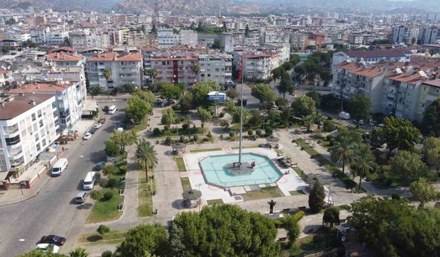 Nazilli Belediyesi, Cumhuriyet Parkı’nı temizledi