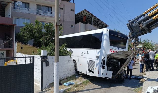 Otobüsün yoldan çıktığı kaza saniye saniye kaydedildi