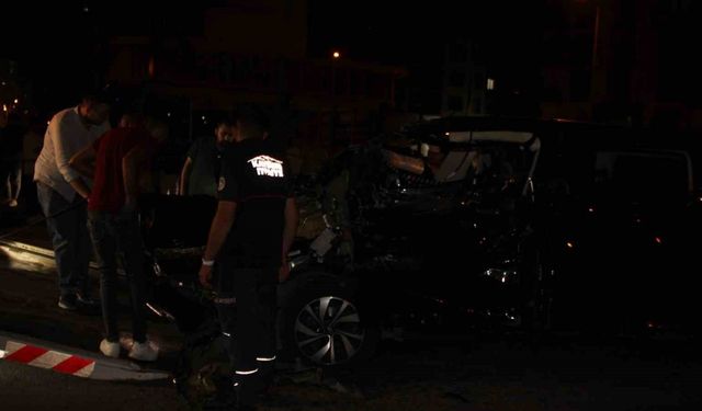 Otomobiller çarpıştı, park halindeki araçlar zarar gördü: 4 yaralı