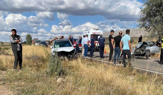 Otomobiller kafa kafaya çarpıştı: 2 ölü, 1 yaralı