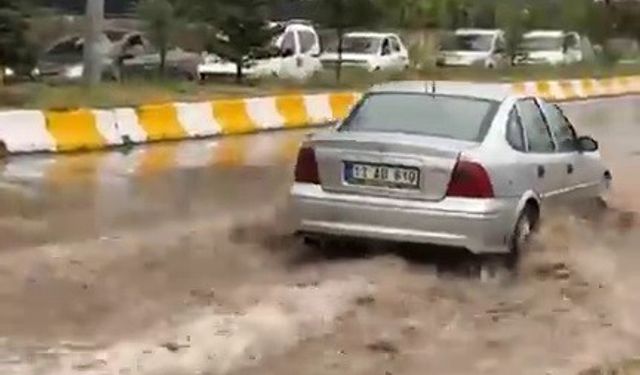 Patnos’ta sağanak yağış hayatı felç etti