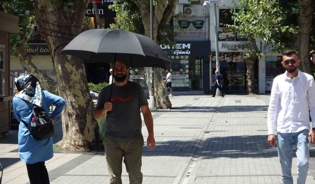 Pendik’te sıcaktan bunalan vatandaşlardan şemsiyeli ve kartonlu önlem