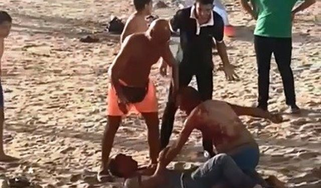 Plajda laf atma kavgası: Dakikalarca birbirlerini bıçakladılar, 2 kişi yaralandı