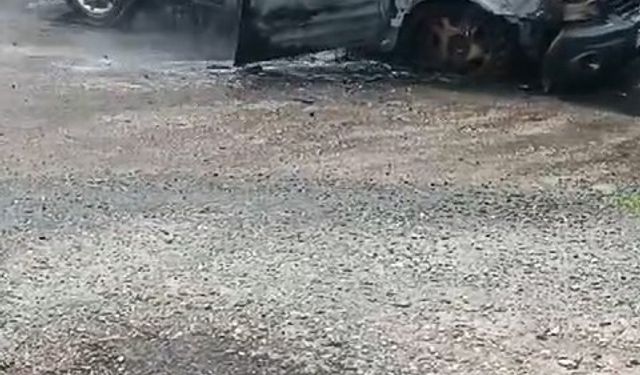 Rize’de seyir halindeki hafif ticari araç alev alev yandı