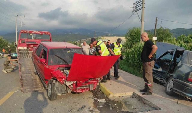 İki otomobil çarpıştı: 1’i ağır 3 yaralı