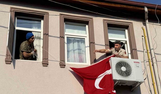 Sakaryalı şehidin baba evine Türk bayrağı asıldı