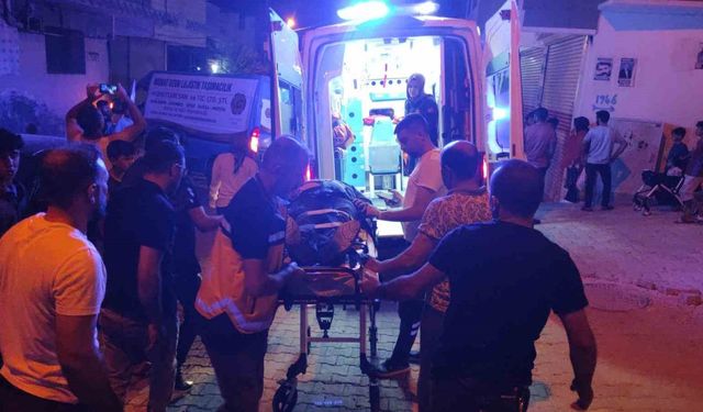 Şanlıurfa’da freni boşalan araç iş yeri önündeki kaldırıma çarptı: 2 yaralı